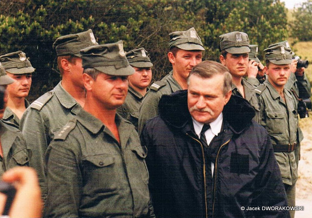 Prezydent RP Lech Wasa i dowdca 25. dr OP kpt. Ryszard Lubowiecki.