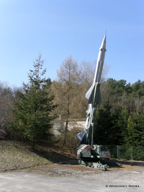 Wyrzutnia z rakiet  PZR S-75M Wochow na placu apelowym sztabu 4. BR OP.