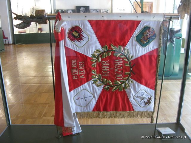 Kopia sztandaru Oficerskiej Szkoy Kawalerii.