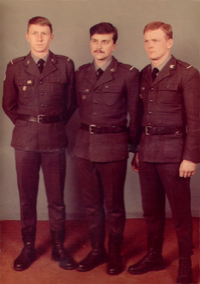 Od lewej: bomb. Marek Turczyski, bomb. Janusz Chojnowski i bomb. Dariusz Koszela