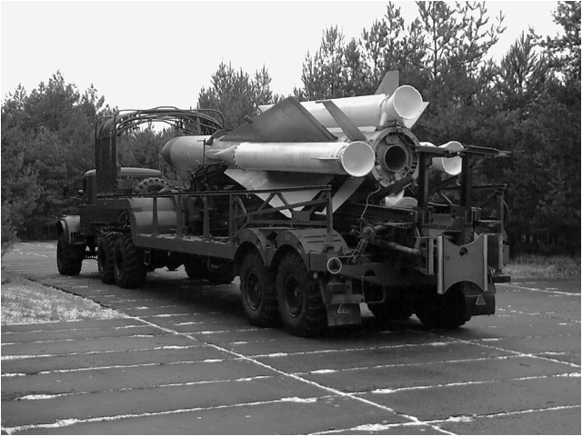 Podczas transportu rakiety na samochodzie transportowo-zaadowczym 5T82M.