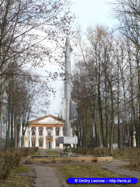 Pomnik S-25 na terenie byego wojskowego miasteczka 190. Bazy Technicznej, zwanej Goliczysk.