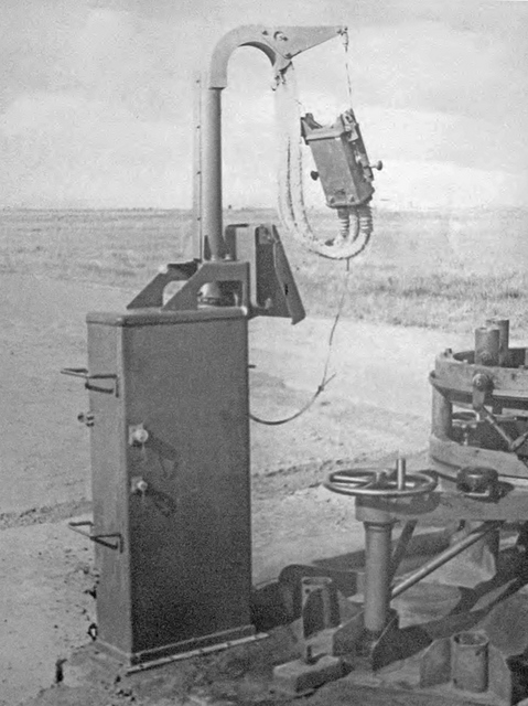 Szafa-maszt kablowy do wydawania zasilania i sygnaw startowych na pokad rakiety.