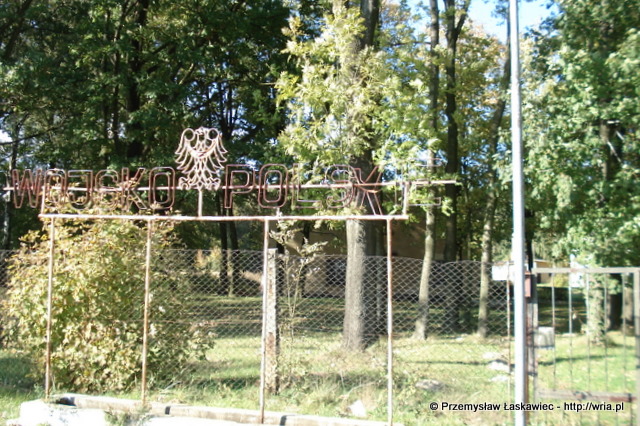 Szyld obok bramy gwnej do byego 12. dr OP m. Olszowa - 2007 r.