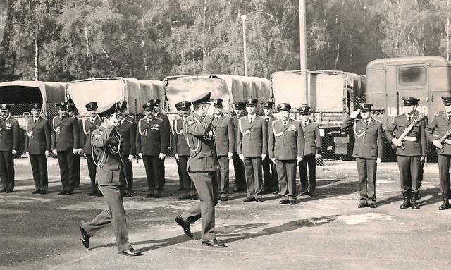 Przegld wojsk podczas uroczytego apelu z okazji Dnia Wojska Polskiego w 12. dr OP m. Olszowa.