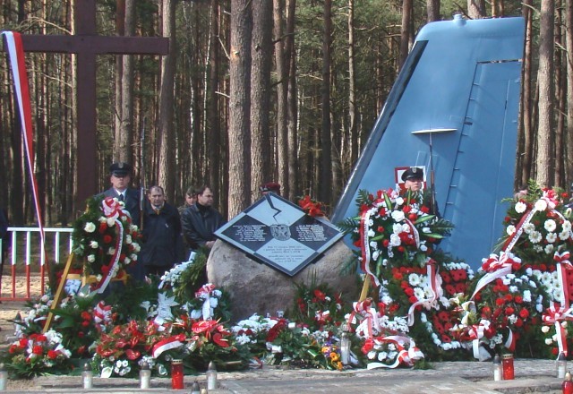 Pomnik  powicony ofiarom katastrofy samolotu CASA C-295M w Mirosawcu.