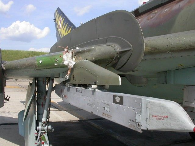 Skrzydo samolotu Su-22M4 uszkodzone po zderzeniu z ptakiem.