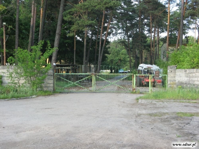 Brama wjazdowa do 14. dr OP m. Woniki ( za bram widoczne obiekty sztabowo-koszarowe).