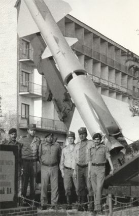 Aszuuk. Od lewej: Zbigniew Przzak, Mirosaw Kaliczyski i Edward Kornicki w otoczeniu przeciwlotnikw z Indii.