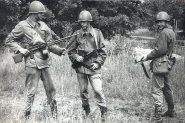 Obz taktyczny - lipiec 1969. Od lewej: Zbigniew Przzak, Ryszard Sienkiewicz i Wodzimierz Drewnik.